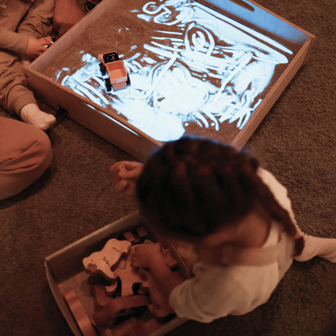 WonderSand BLUE | leuchtender Sandspieltisch 60x60 cm | Blaulicht für zuhause & Therapie & MINT - Förderung ab 3+ - Kletterling – einfach Kind sein