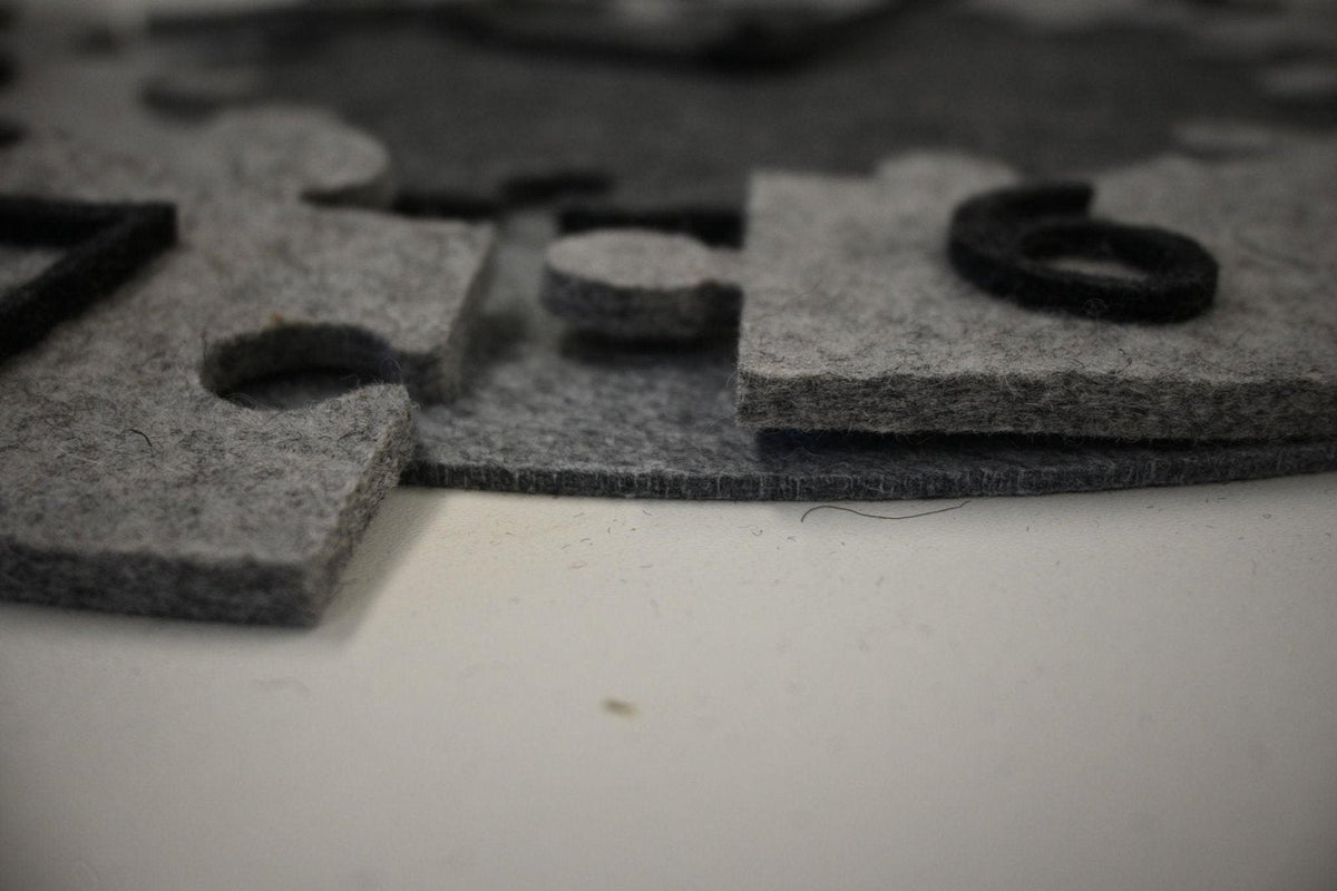 Tik Tak - Filz Lernpuzzle - Spieluhr in verschiedenen Farben, 100% Merinowolle, Kinderspielzeug, Motorikspiel - Kletterling – einfach Kind sein