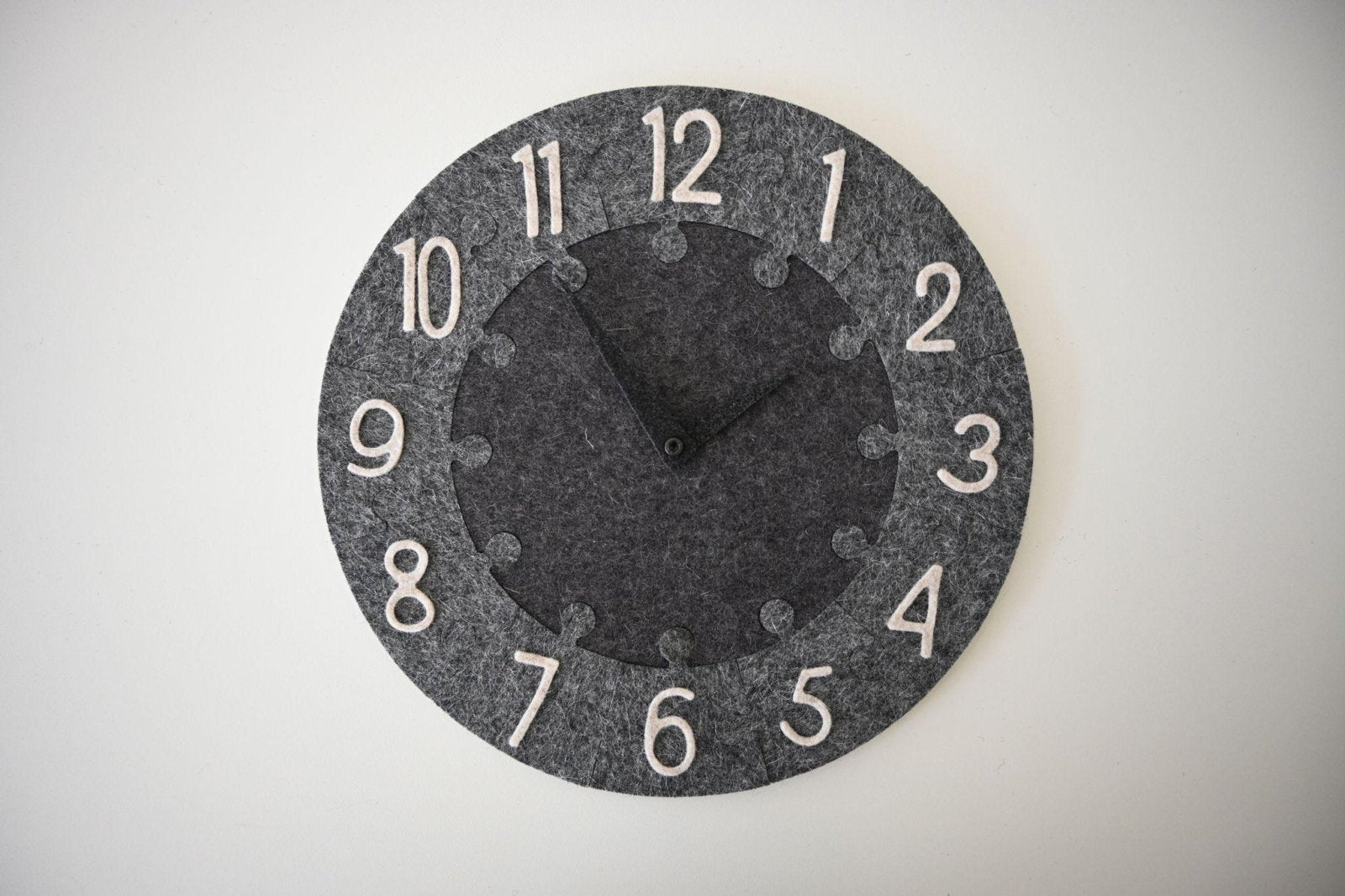 Tik Tak - Filz Lernpuzzle - Spieluhr in verschiedenen Farben, 100% Merinowolle, Kinderspielzeug, Motorikspiel - Kletterling – einfach Kind sein