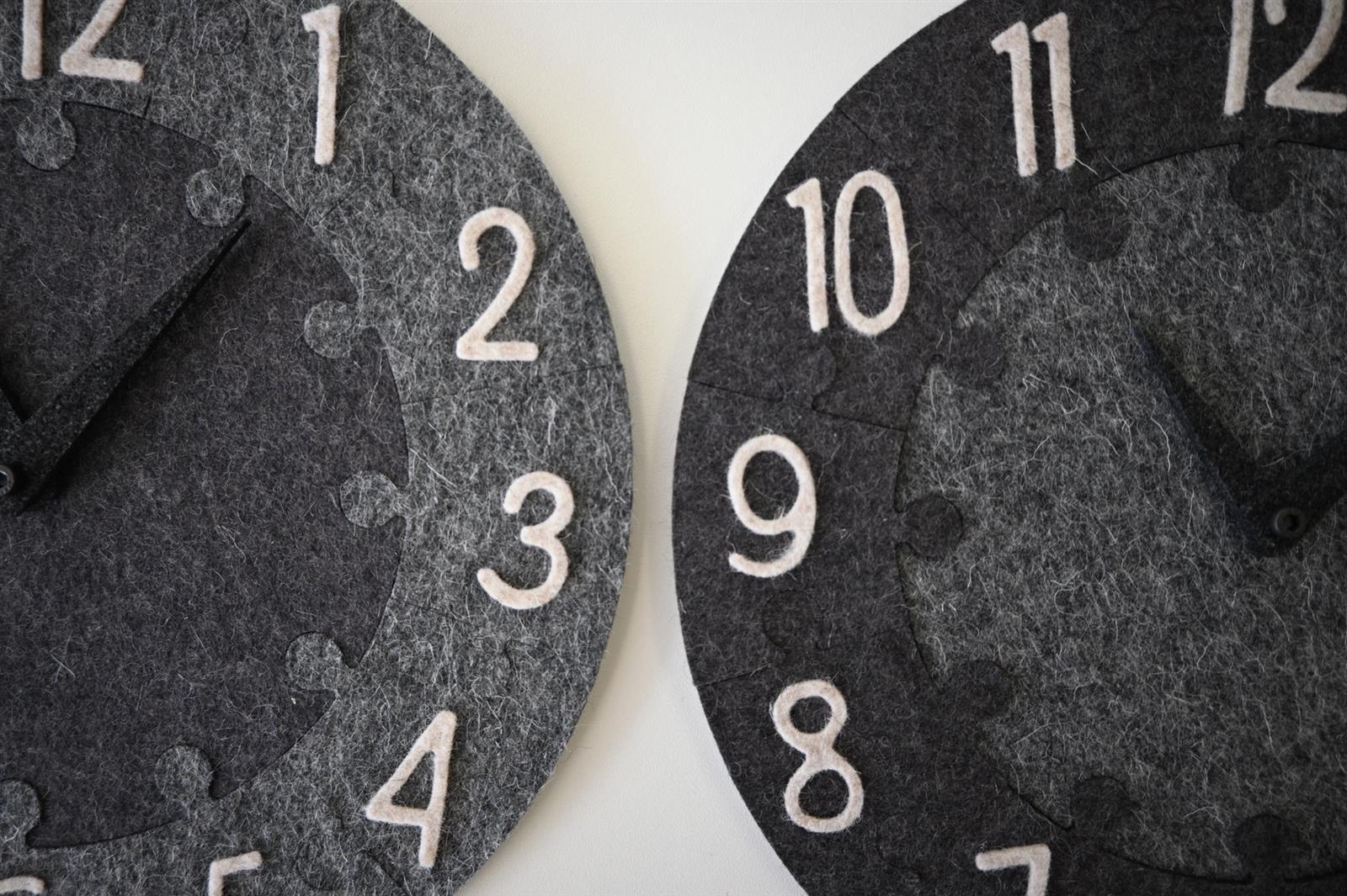 Tik Tak - Filz Lernpuzzle - Spieluhr in verschiedenen Farben, 100% Merinowolle, Kinderspielzeug, Motorikspiel - Kletterling – einfach Kind sein