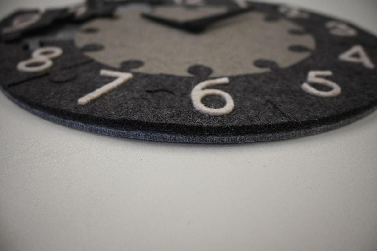 Tik Tak - Filz Lernpuzzle - Spieluhr in verschiedenen Farben, 100% Merinowolle, Kinderspielzeug, Motorikspiel - Kletterling – einfach Kind sein