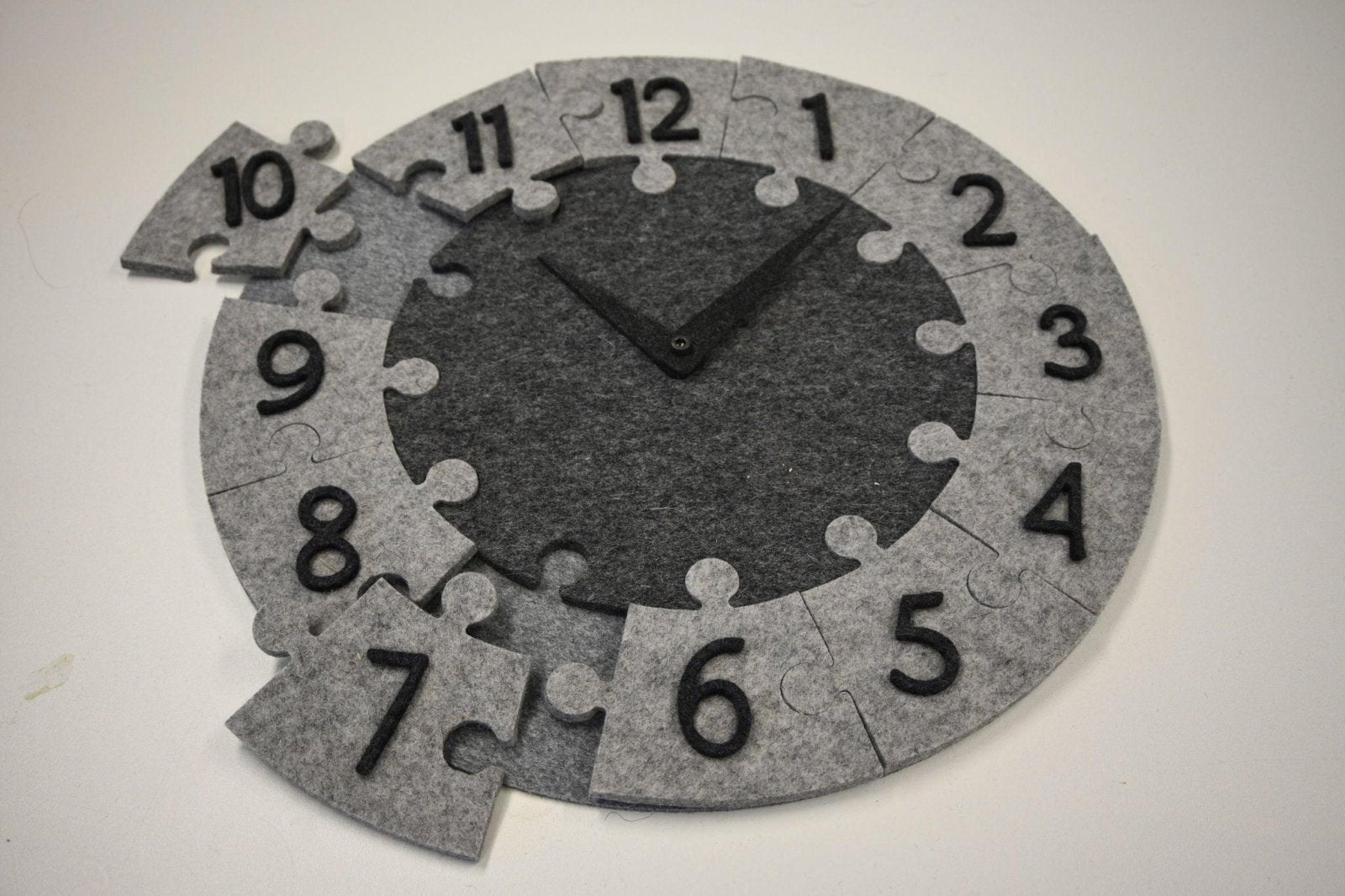 Tik Tak - Filz Lernpuzzle - Spieluhr in verschiedenen Farben, 100% Merinowolle, Kinderspielzeug, Motorikspiel - Kletterling – einfach Kind sein