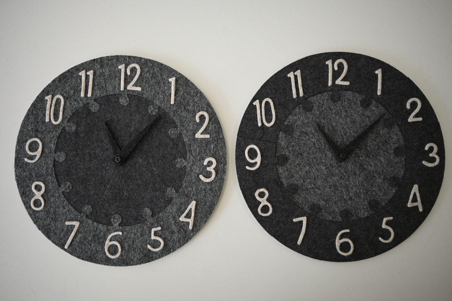 Tik Tak - Filz Lernpuzzle - Spieluhr in verschiedenen Farben, 100% Merinowolle, Kinderspielzeug, Motorikspiel - Kletterling – einfach Kind sein