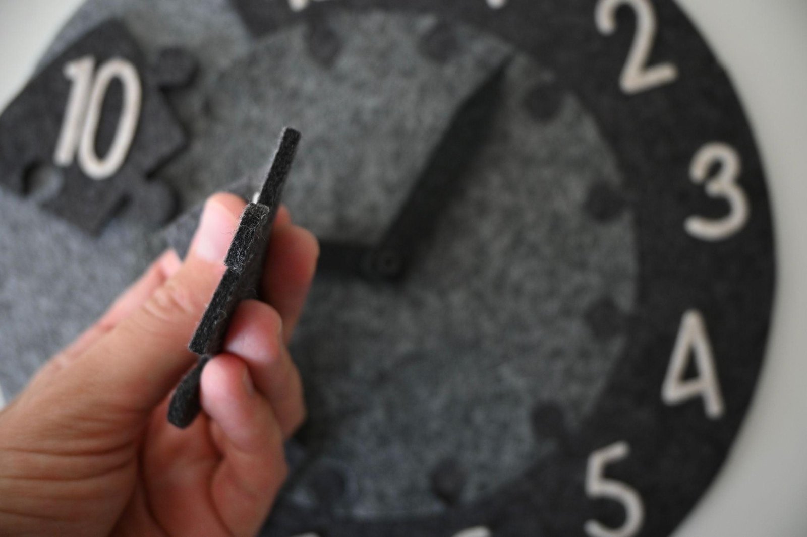 Tik Tak - Filz Lernpuzzle - Spieluhr in verschiedenen Farben, 100% Merinowolle, Kinderspielzeug, Motorikspiel - Kletterling – einfach Kind sein