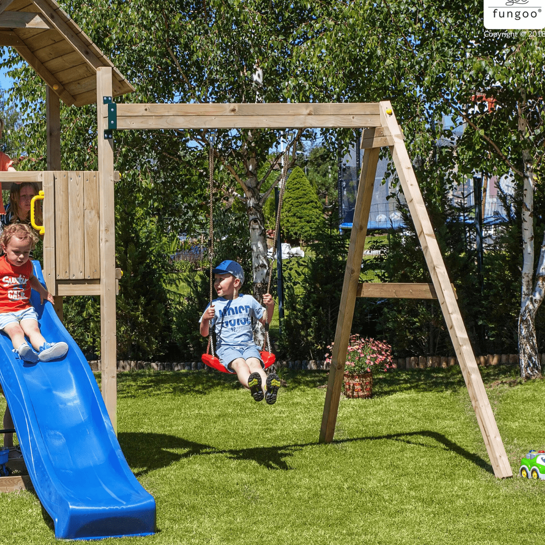 Spielturm GOO CAROL 2 | Klettergerüst OUTDOOR | in 3 Farben | bis zu 7 Kinder | Holzdach - Kletterling – einfach Kind sein