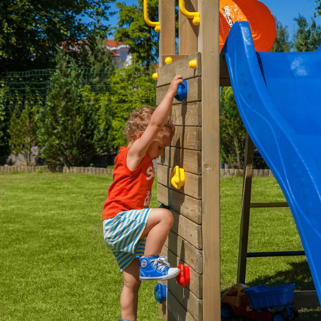 Spielturm GOO CAROL 2 | Klettergerüst OUTDOOR | in 3 Farben | bis zu 7 Kinder | Holzdach - Kletterling – einfach Kind sein