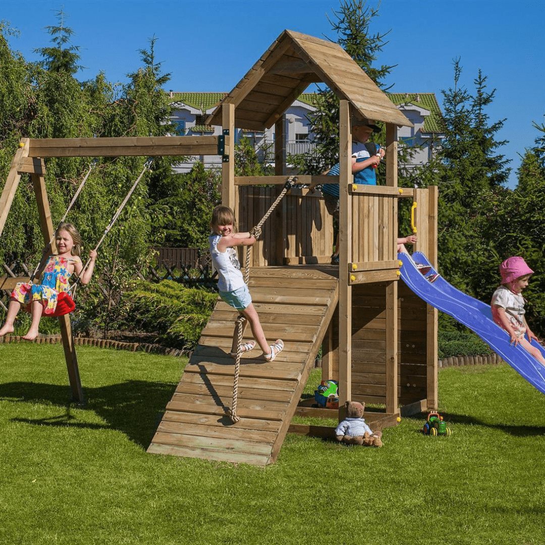 Spielturm GOO CAROL 3 | Klettergerüst OUTDOOR | in 3 Farben | bis zu 10 Kinder | Holzdach - Kletterling – einfach Kind sein