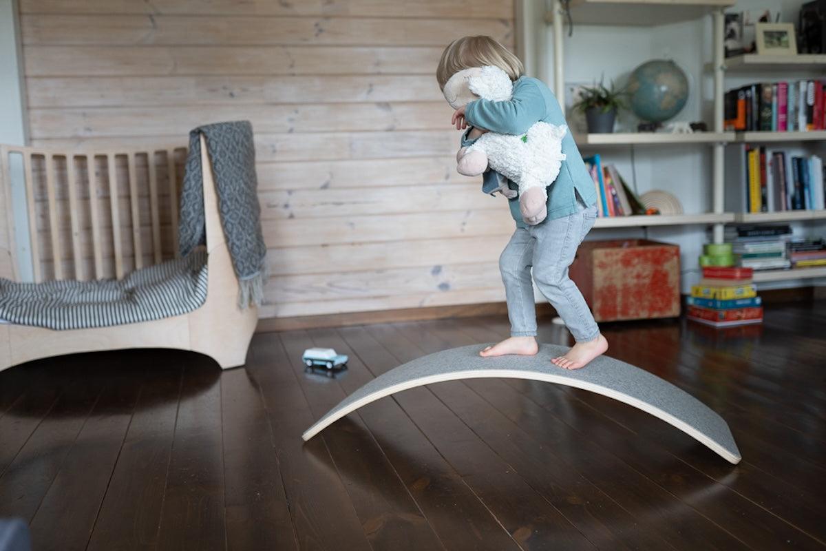 Balance Board aus Holz mit Filz - Unterseite von leg&go - Kletterling – einfach Kind sein