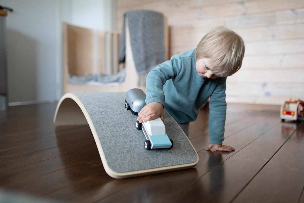 Balance Board aus Holz mit Filz - Unterseite von leg&go - Kletterling – einfach Kind sein