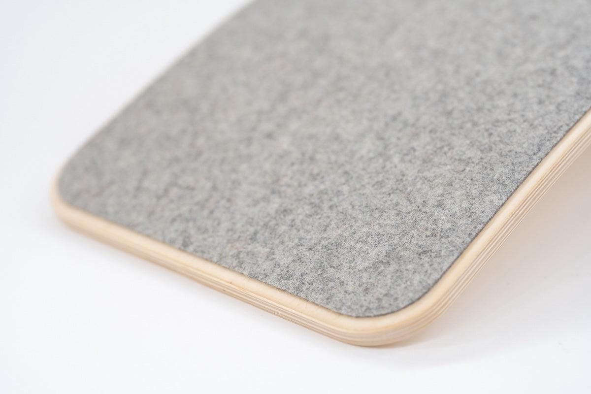 Balance Board aus Holz mit Filz - Unterseite von leg&go - Kletterling – einfach Kind sein