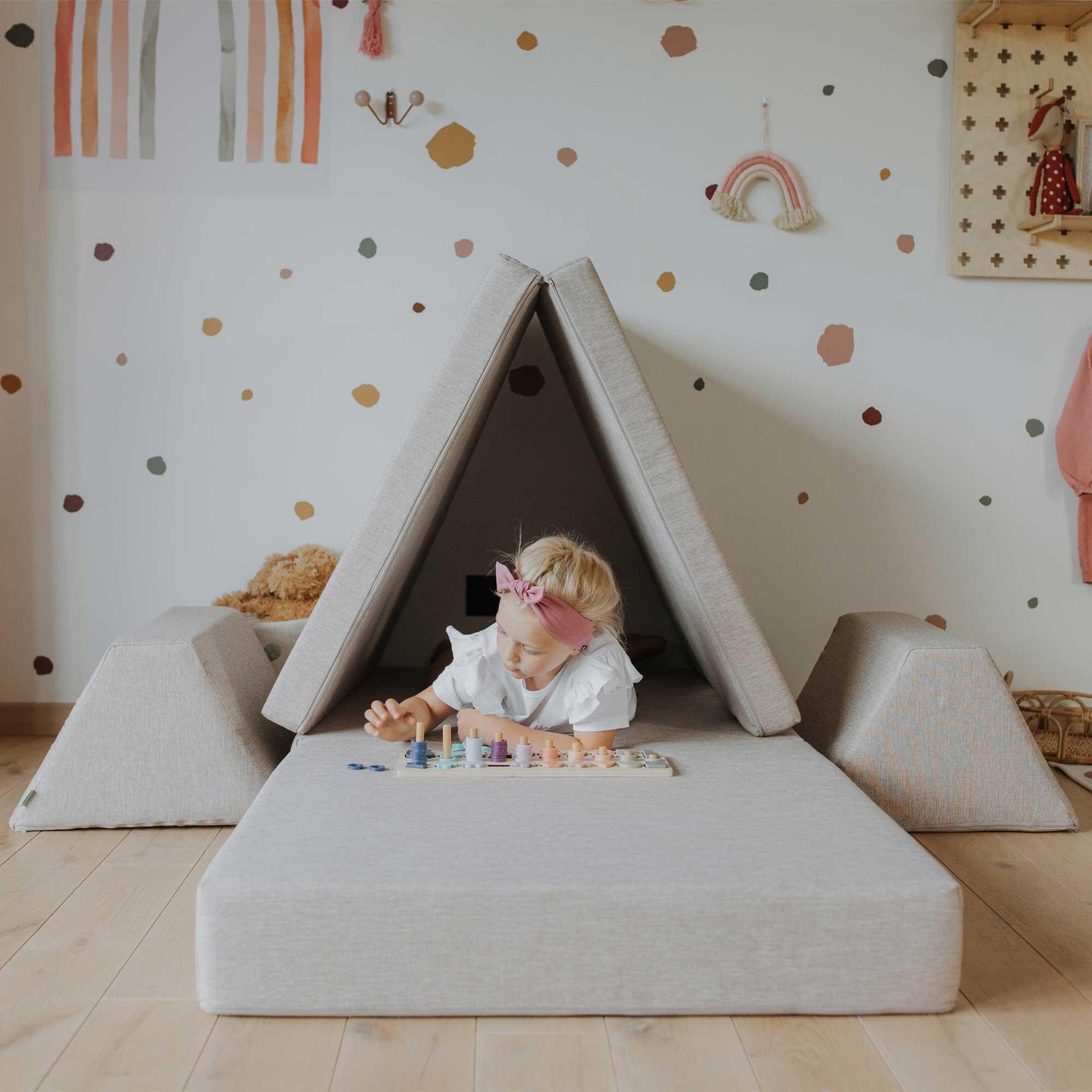 Universelles Kindersofa von monboxy in Beige - Kletterling – einfach Kind sein