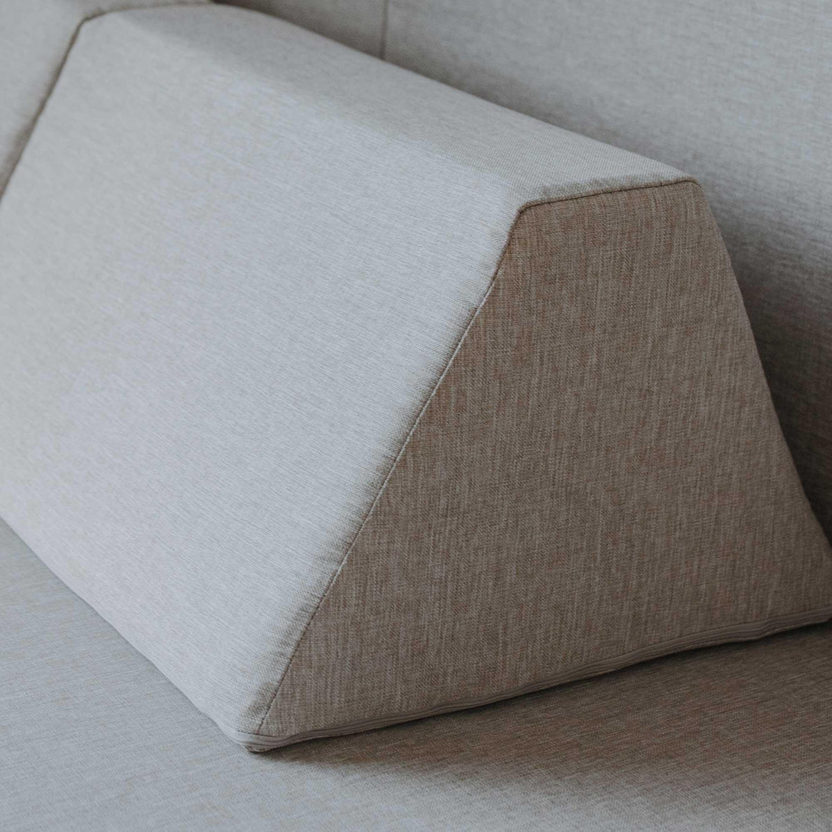 Universelles Kindersofa von monboxy in Beige - Kletterling – einfach Kind sein