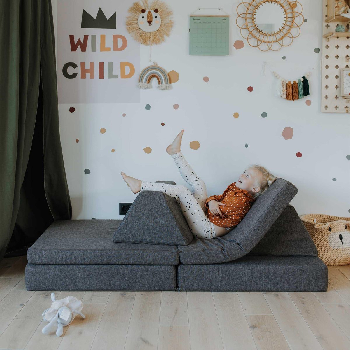 Universelles Kindersofa von monboxy in Dunkelbraun - Kletterling – einfach Kind sein