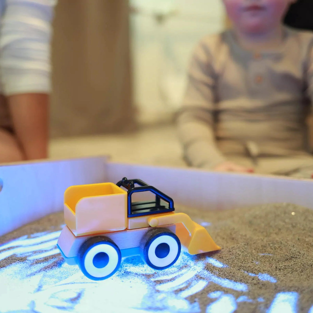 WonderSand PlayTable | Quadratischer Sandspieltisch 60x60 cm | mit Blaulicht - Therapie & MINT - Förderung ab 3+ - Kletterling – einfach Kind sein