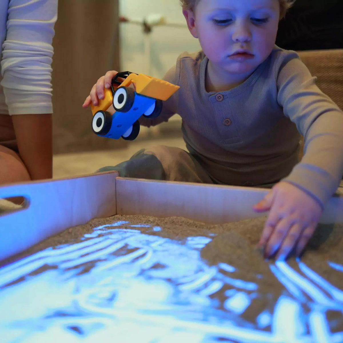 WonderSand PlayTable | Quadratischer Sandspieltisch 60x60 cm | mit Blaulicht - Therapie & MINT - Förderung ab 3+ - Kletterling – einfach Kind sein