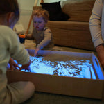 WonderSand PlayTable | Quadratischer Sandspieltisch 60x60 cm | mit Blaulicht - Therapie & MINT - Förderung ab 3+ - Kletterling – einfach Kind sein