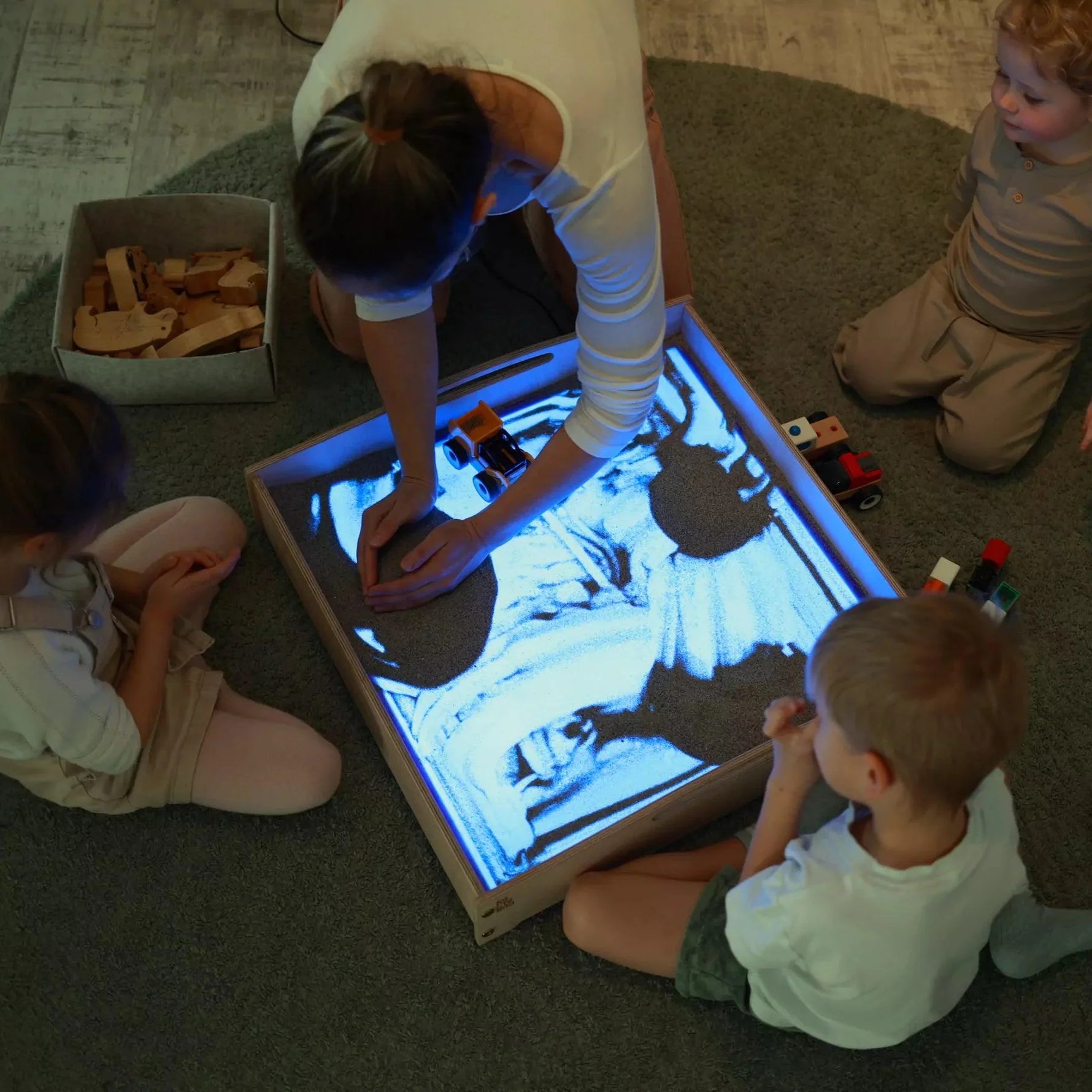 WonderSand PlayTable | Quadratischer Sandspieltisch 60x60 cm | mit Blaulicht - Therapie & MINT - Förderung ab 3+ - Kletterling – einfach Kind sein