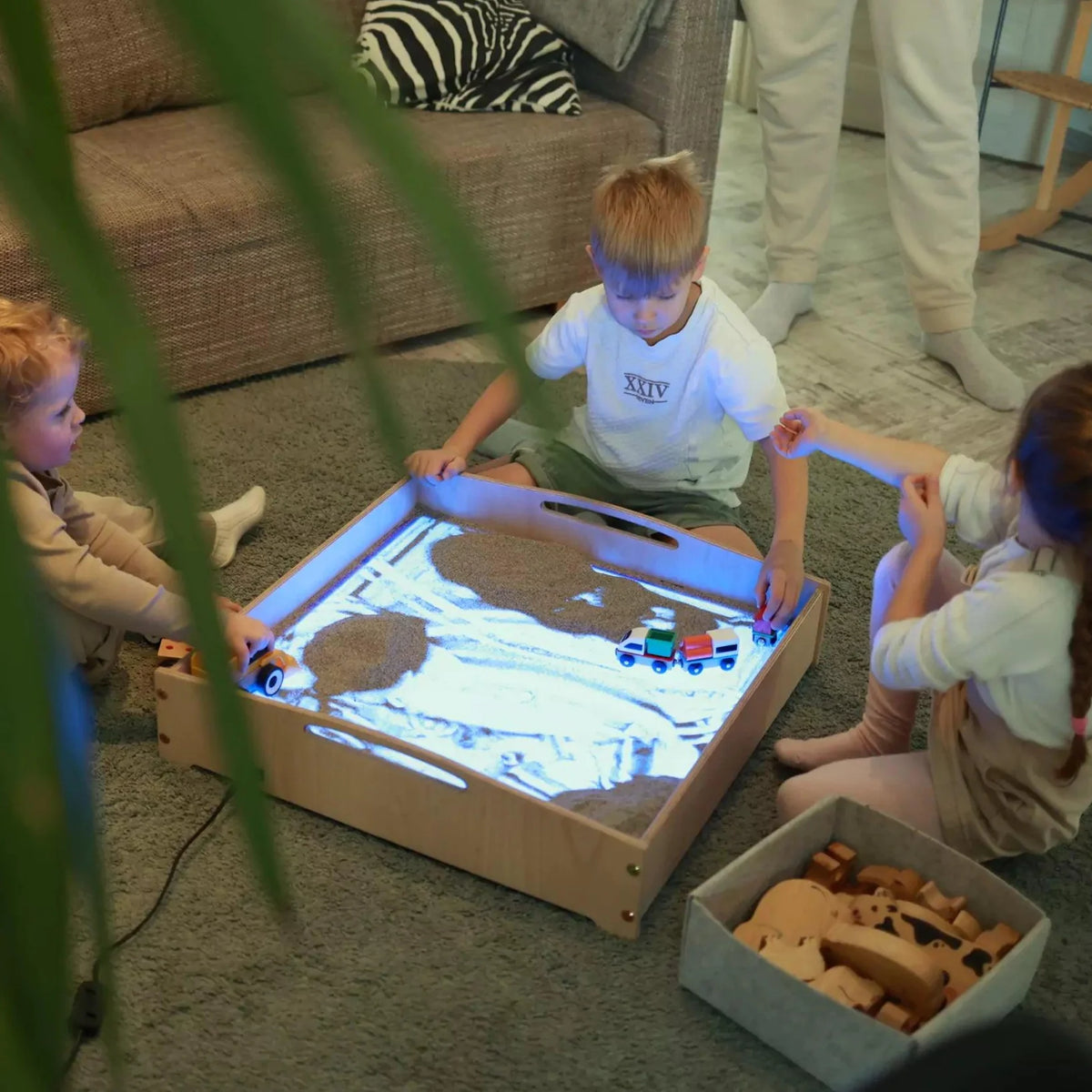 WonderSand PlayTable | Quadratischer Sandspieltisch 60x60 cm | mit Blaulicht - Therapie & MINT - Förderung ab 3+ - Kletterling – einfach Kind sein