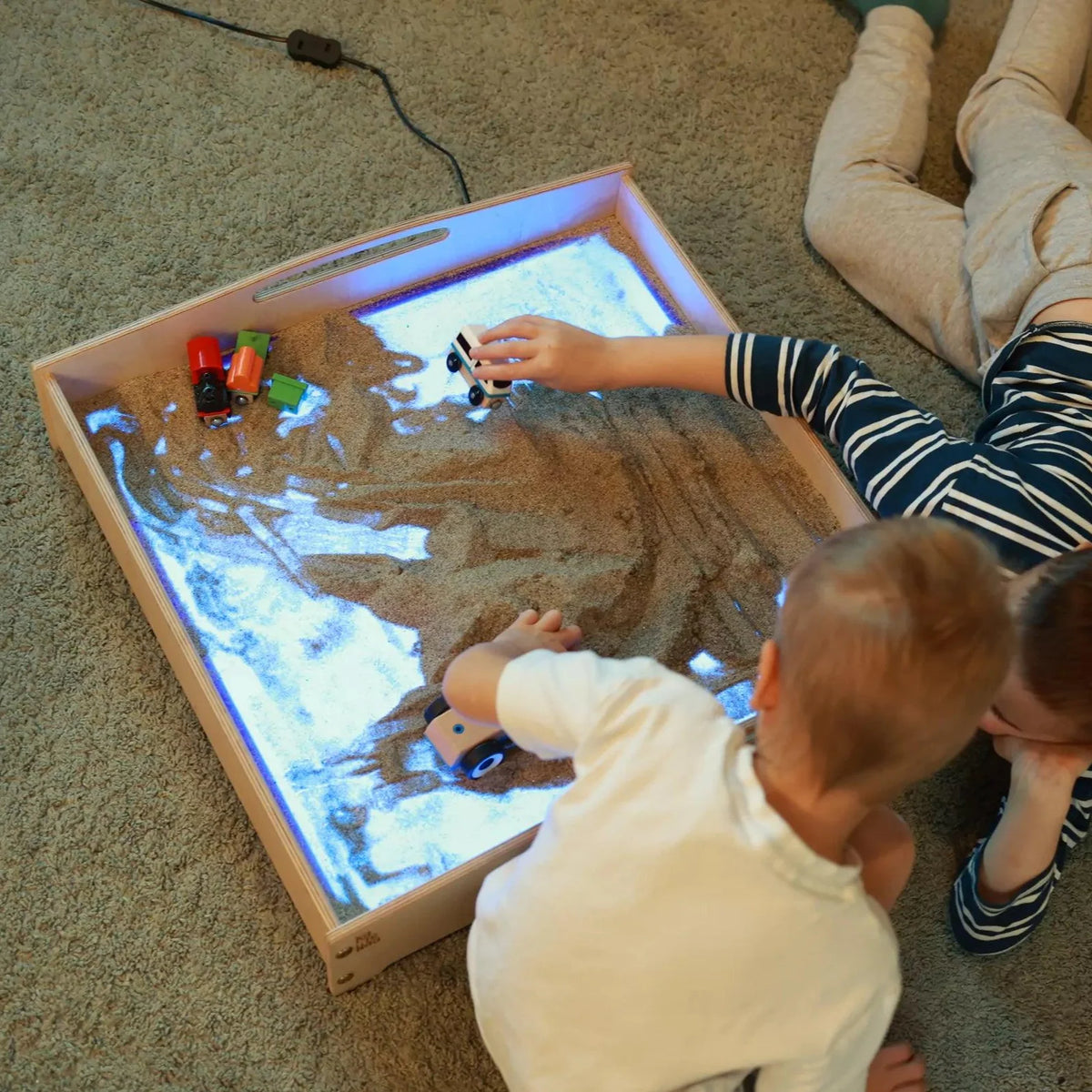 WonderSand PlayTable | Quadratischer Sandspieltisch 60x60 cm | mit Blaulicht - Therapie & MINT - Förderung ab 3+ - Kletterling – einfach Kind sein