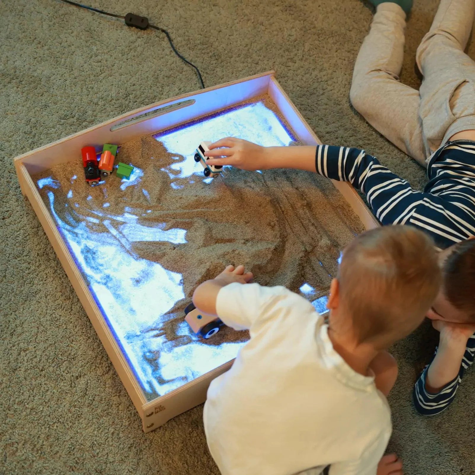 WonderSand PlayTable | Quadratischer Sandspieltisch 60x60 cm | mit Blaulicht - Therapie & MINT - Förderung ab 3+ - Kletterling – einfach Kind sein
