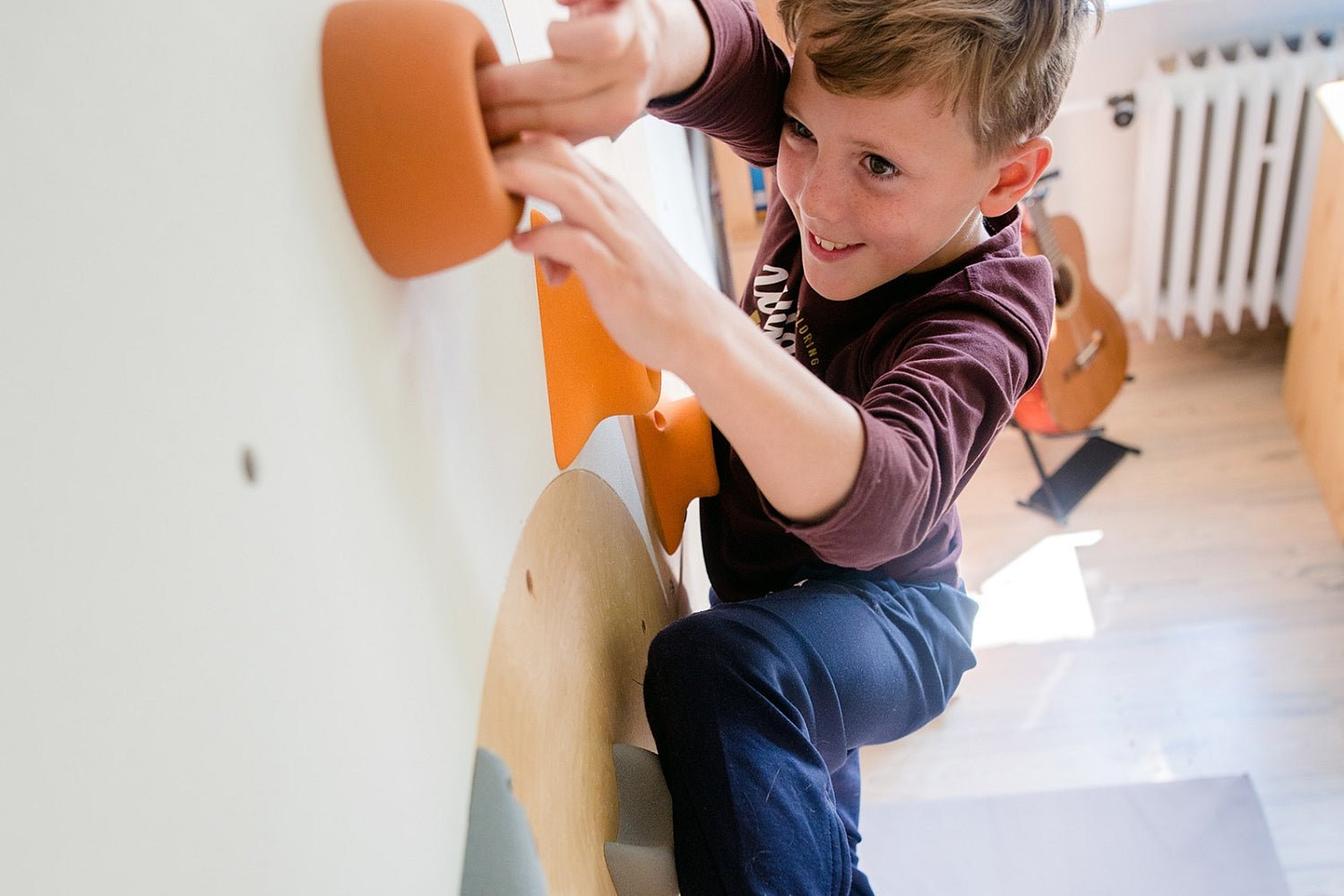 Kletterwand BK INDOOR aus 3 Teilen | 234 cm x 118 cm | inkl. 23 Griffen | 60 Loch - Kletterling – einfach Kind sein