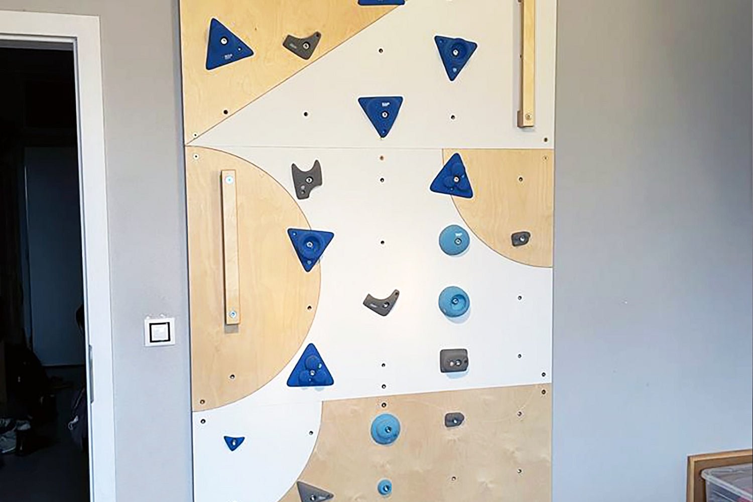 Kletterwand BK INDOOR aus 3 Teilen | 234 cm x 118 cm | inkl. 23 Griffen | 60 Loch - Kletterling – einfach Kind sein