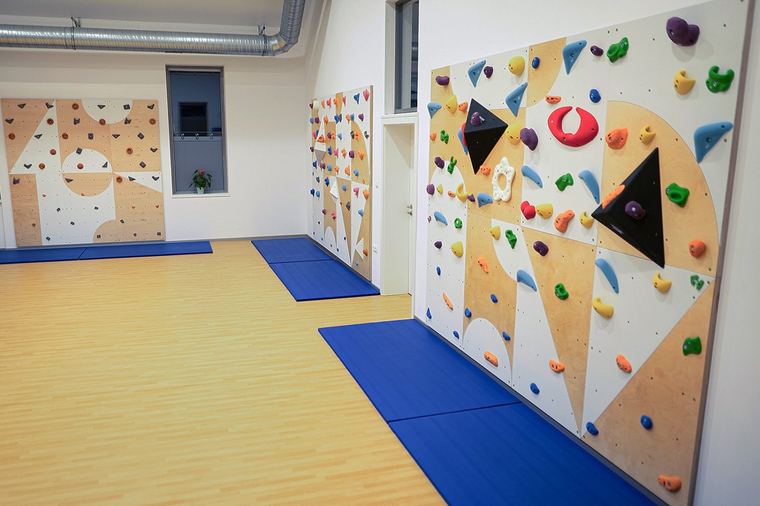 Kletterwand BK INDOOR aus 8 Teilen | 236 cm x 312 cm | inkl. 60 Griffen | 160 Loch - Kletterling – einfach Kind sein