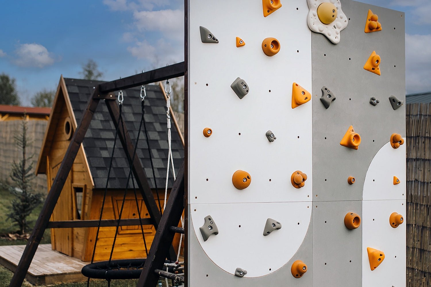 Kletterwand BK OUTDOOR aus 4 Teilen | 236 cm x 156 cm | inkl. 30 Griffen | 80 Loch - Kletterling – einfach Kind sein