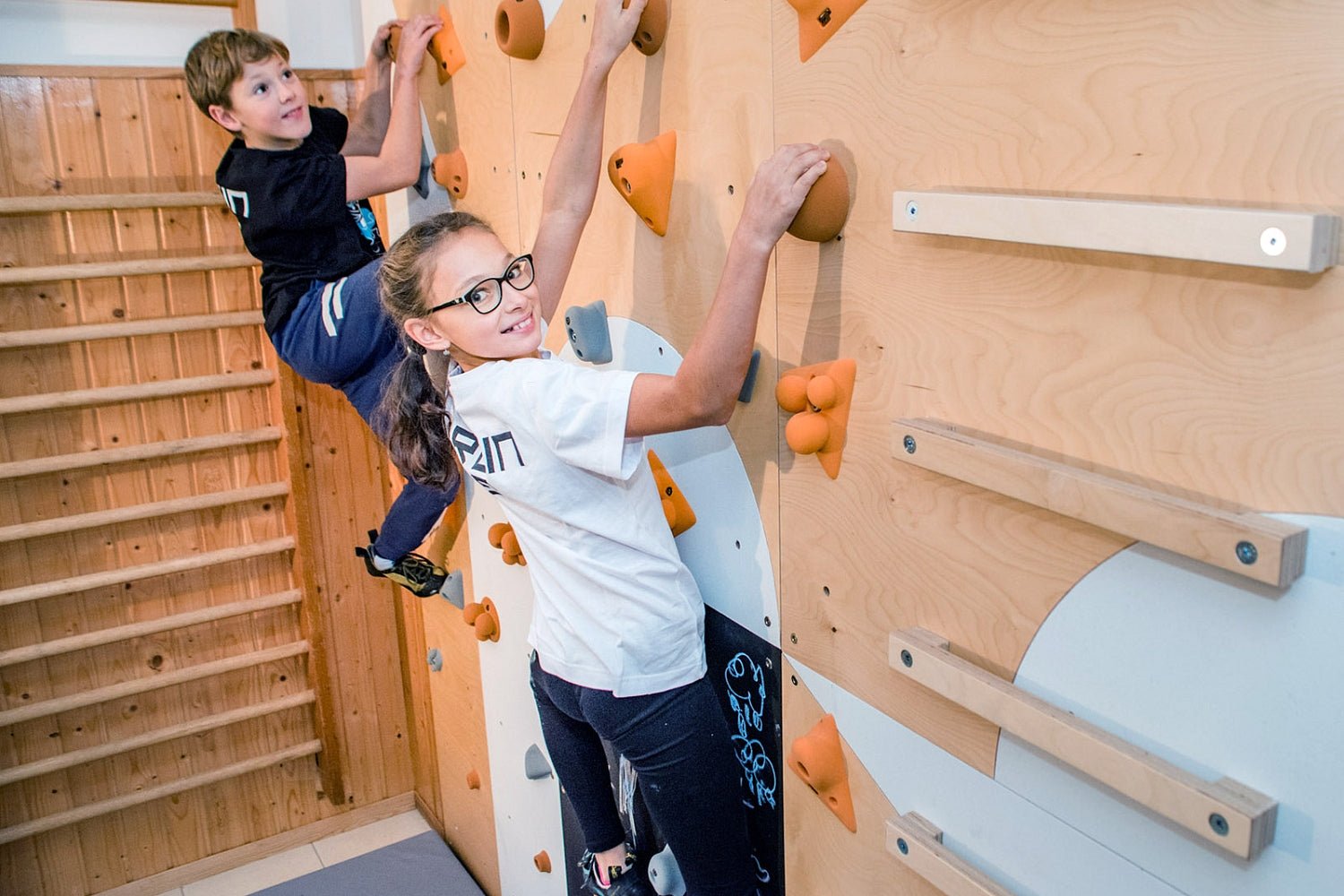 Kletterwand BK INDOOR aus 6 Teilen | 236 cm x 234 cm | inkl. 45 Griffen | 120 Loch - Kletterling – einfach Kind sein