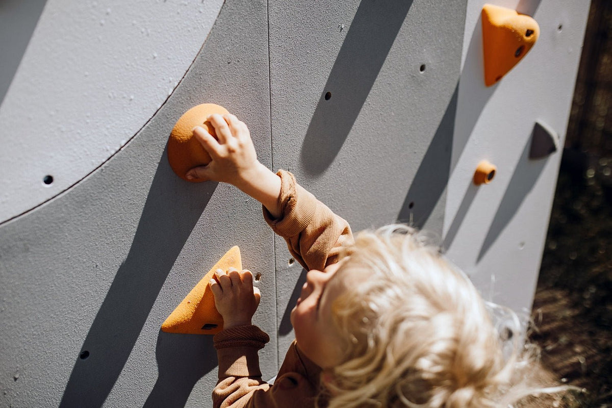 Einzelelement BK Dreieck links | Kletterwand BK OUTDOOR | 118 x 78 cm | 9 Loch - Kletterling – einfach Kind sein