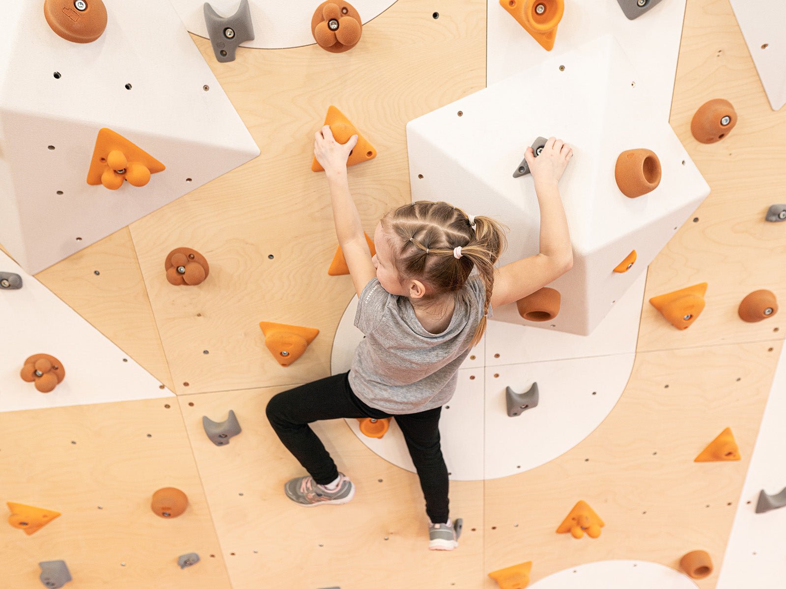 Kletterwand BK INDOOR aus 10 Teilen | 236 cm x 390 cm | inkl. 75 Griffen | 200 Loch - Kletterling – einfach Kind sein