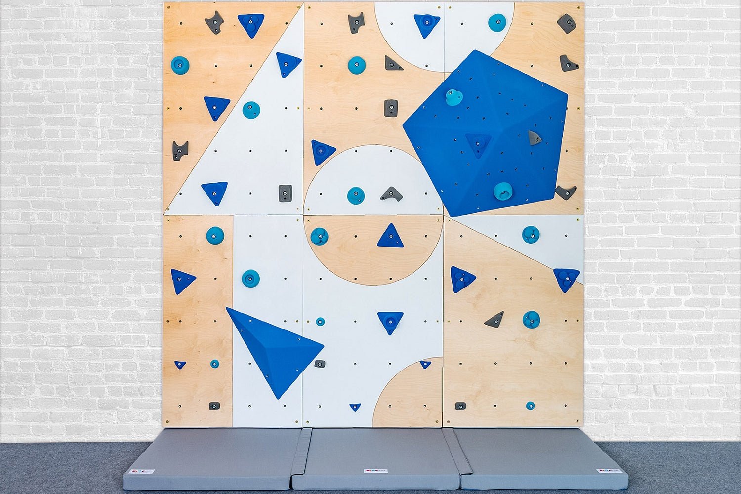 Kletterwand BK INDOOR aus 6 Teilen | 236 cm x 234 cm | inkl. 45 Griffen | 120 Loch - Kletterling – einfach Kind sein