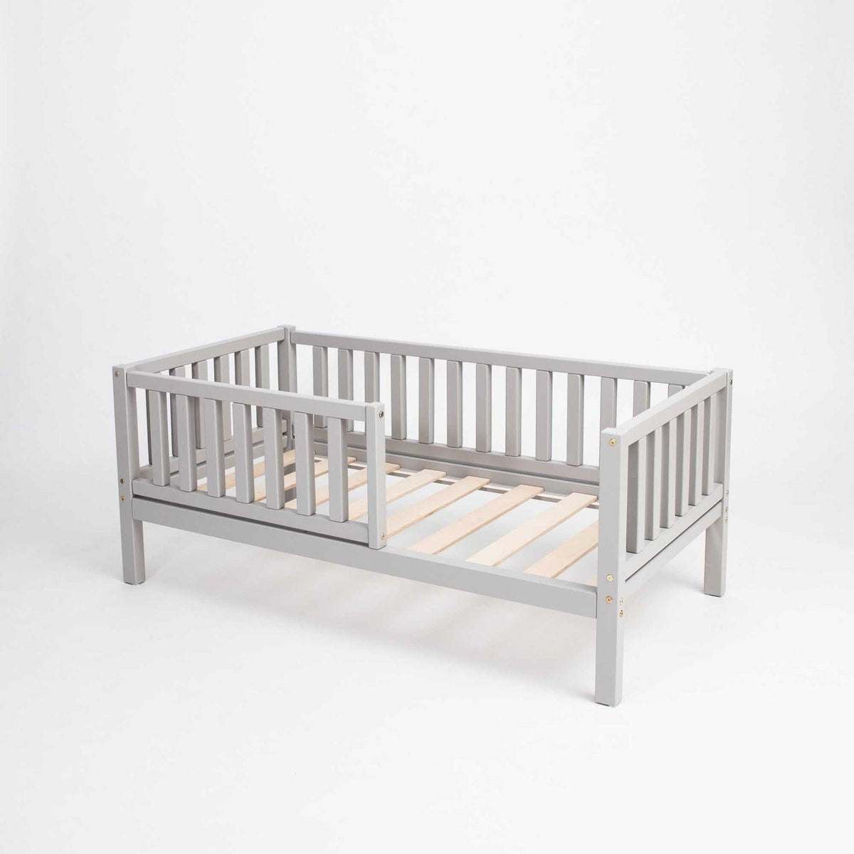 Kinderbett auf Beinen mit variablem Geländer rundum - Kletterling – einfach Kind sein