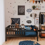 Kinderbett auf Beinen mit variablem Geländer rundum - Kletterling – einfach Kind sein