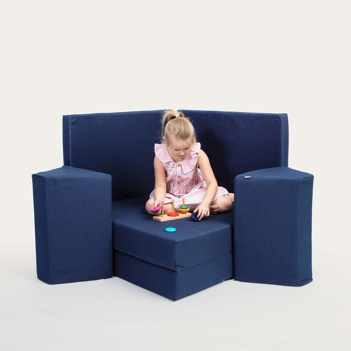 Universelles Kindersofa von monboxy in Navy Blau - Kletterling – einfach Kind sein