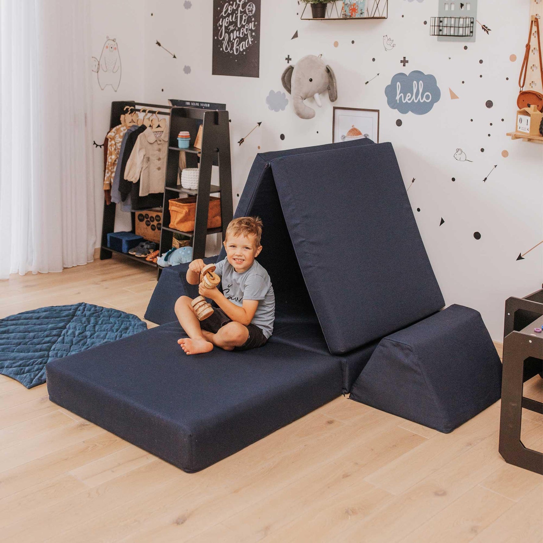 Universelles Kindersofa von monboxy in Navy Blau - Kletterling – einfach Kind sein