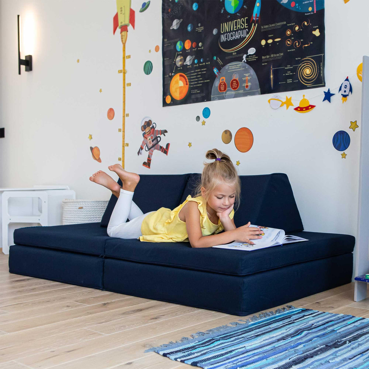 Universelles Kindersofa von monboxy in Navy Blau - Kletterling – einfach Kind sein