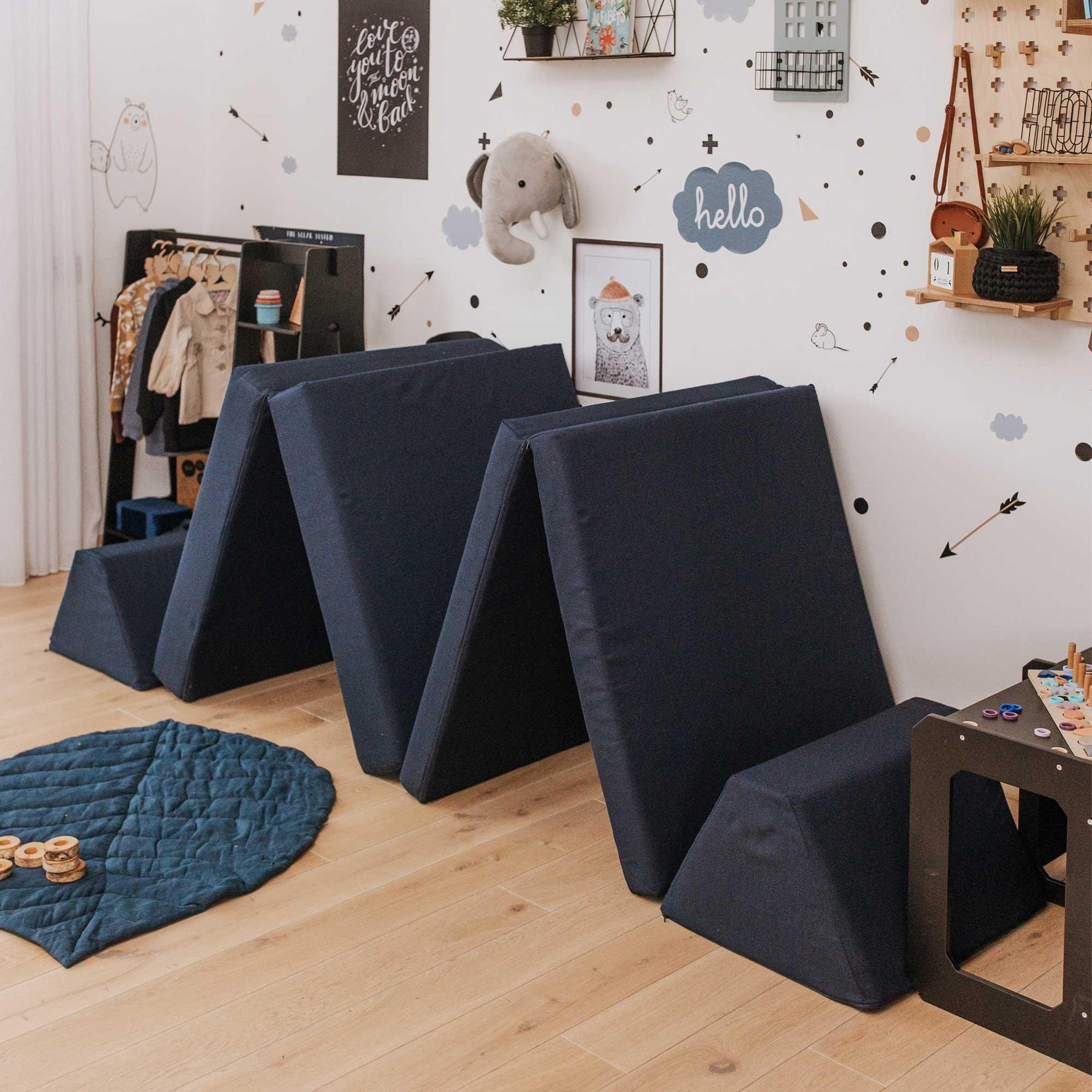 Universelles Kindersofa von monboxy in Navy Blau - Kletterling – einfach Kind sein