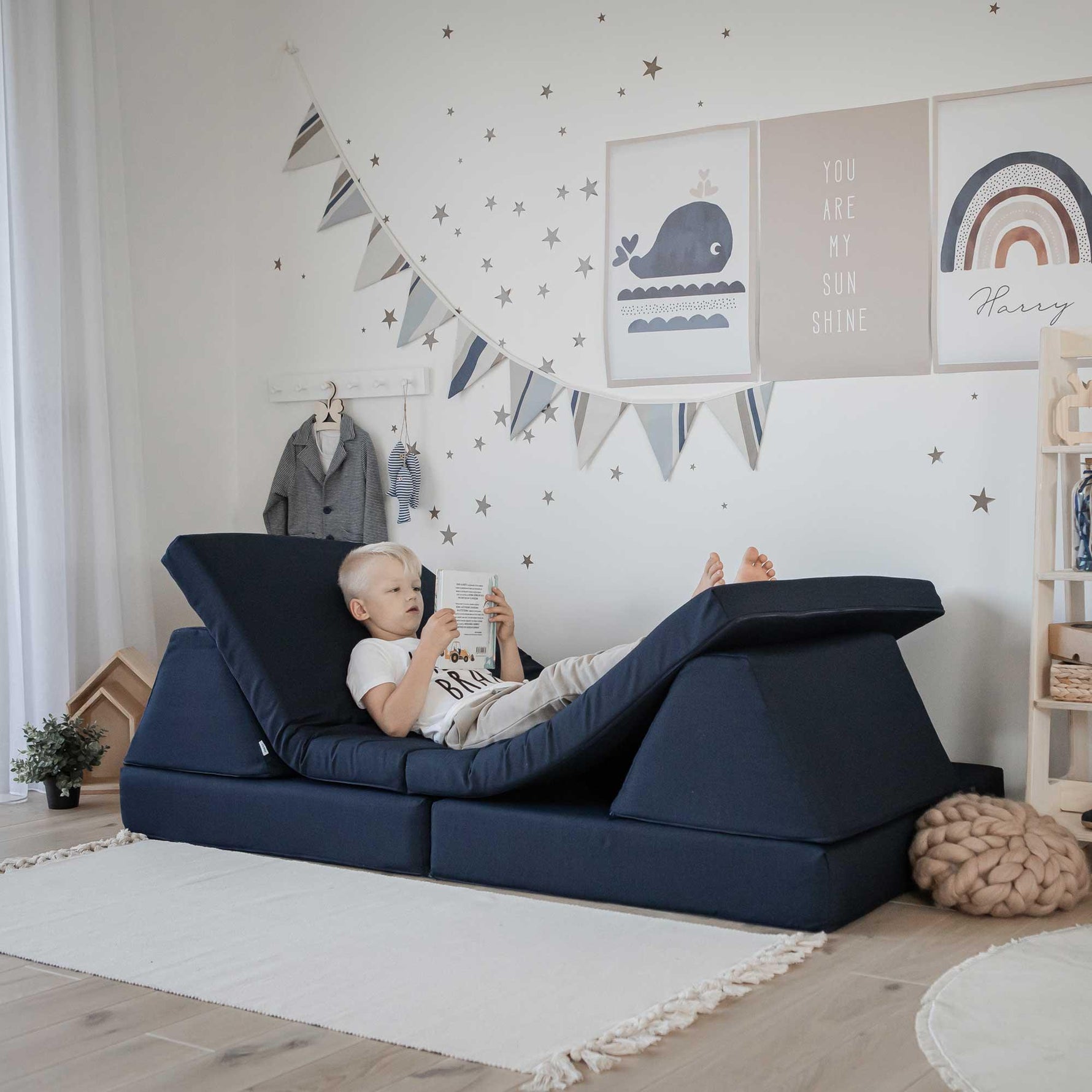 Universelles Kindersofa von monboxy in Navy Blau - Kletterling – einfach Kind sein