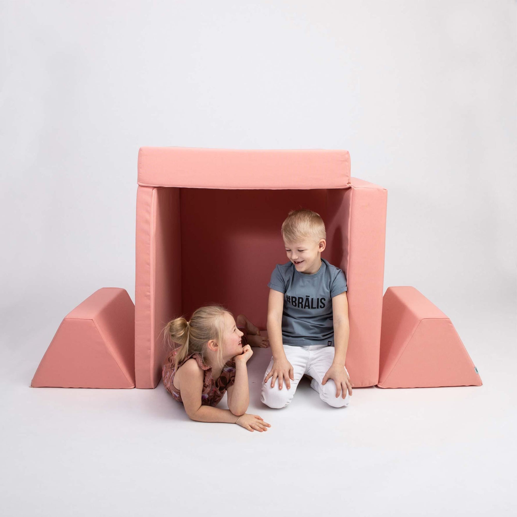 Universelles Kindersofa von monboxy in Lachsrosa - Kletterling – einfach Kind sein