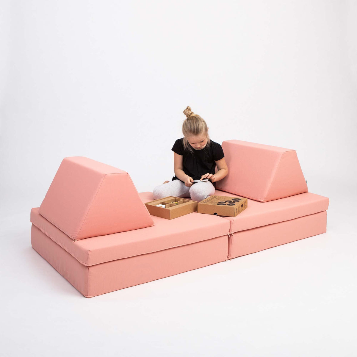 Universelles Kindersofa von monboxy in Lachsrosa - Kletterling – einfach Kind sein