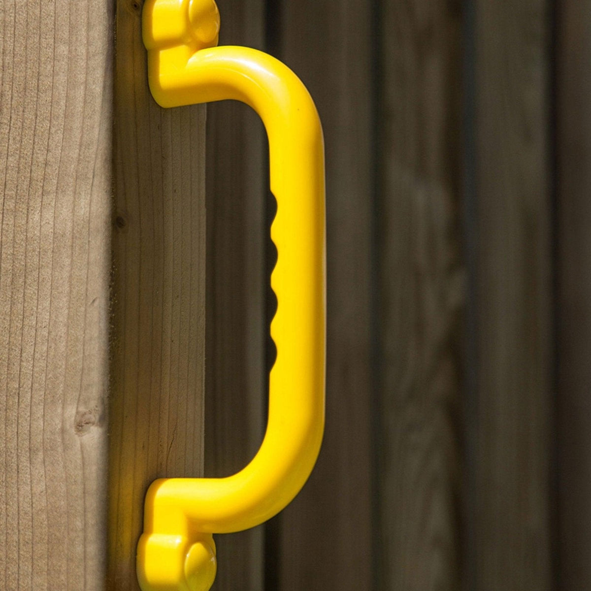 Spielturm Carol 3 in Grau für bis zu 10 Kinder mit Rutsche, Holzdach, Griffe, Rampe, Schaukel und Kletterwand - Kletterling – einfach Kind sein