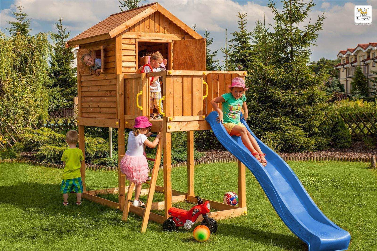 Spielturm My House mit Rutsche, Leiter, Haus mit Holzdach, Griffe, Steuerrad - Kletterling – einfach Kind sein