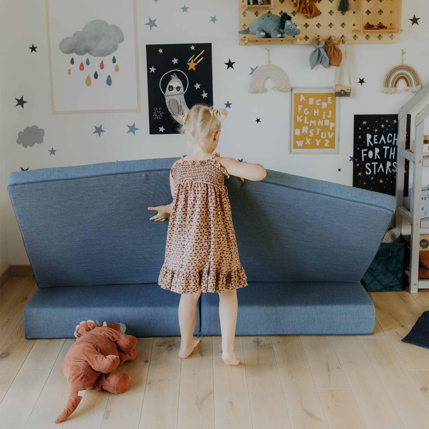 Universelles Kindersofa von monboxy in Türkis - Kletterling – einfach Kind sein