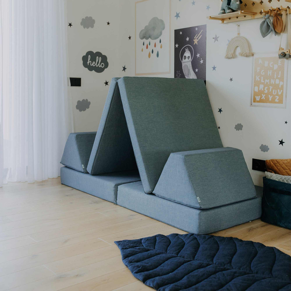Universelles Kindersofa von monboxy in Türkis - Kletterling – einfach Kind sein