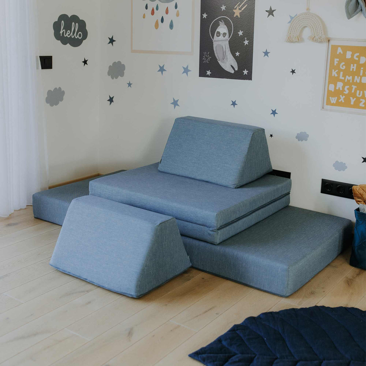 Universelles Kindersofa von monboxy in Türkis - Kletterling – einfach Kind sein