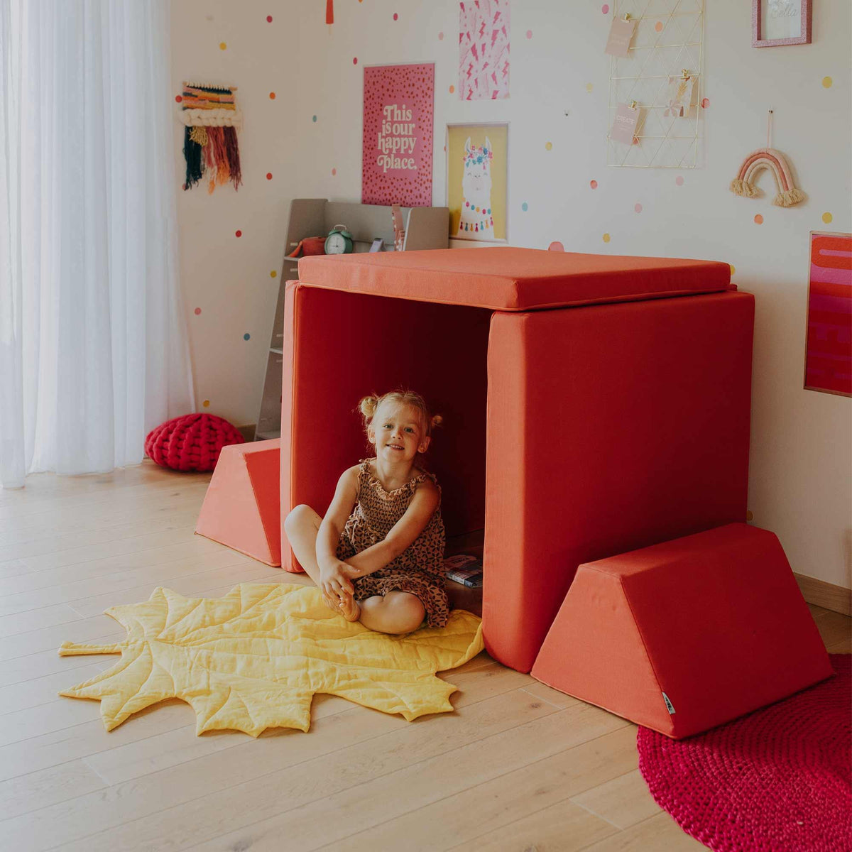 Universelles Kindersofa von monboxy in Koralle - Kletterling – einfach Kind sein